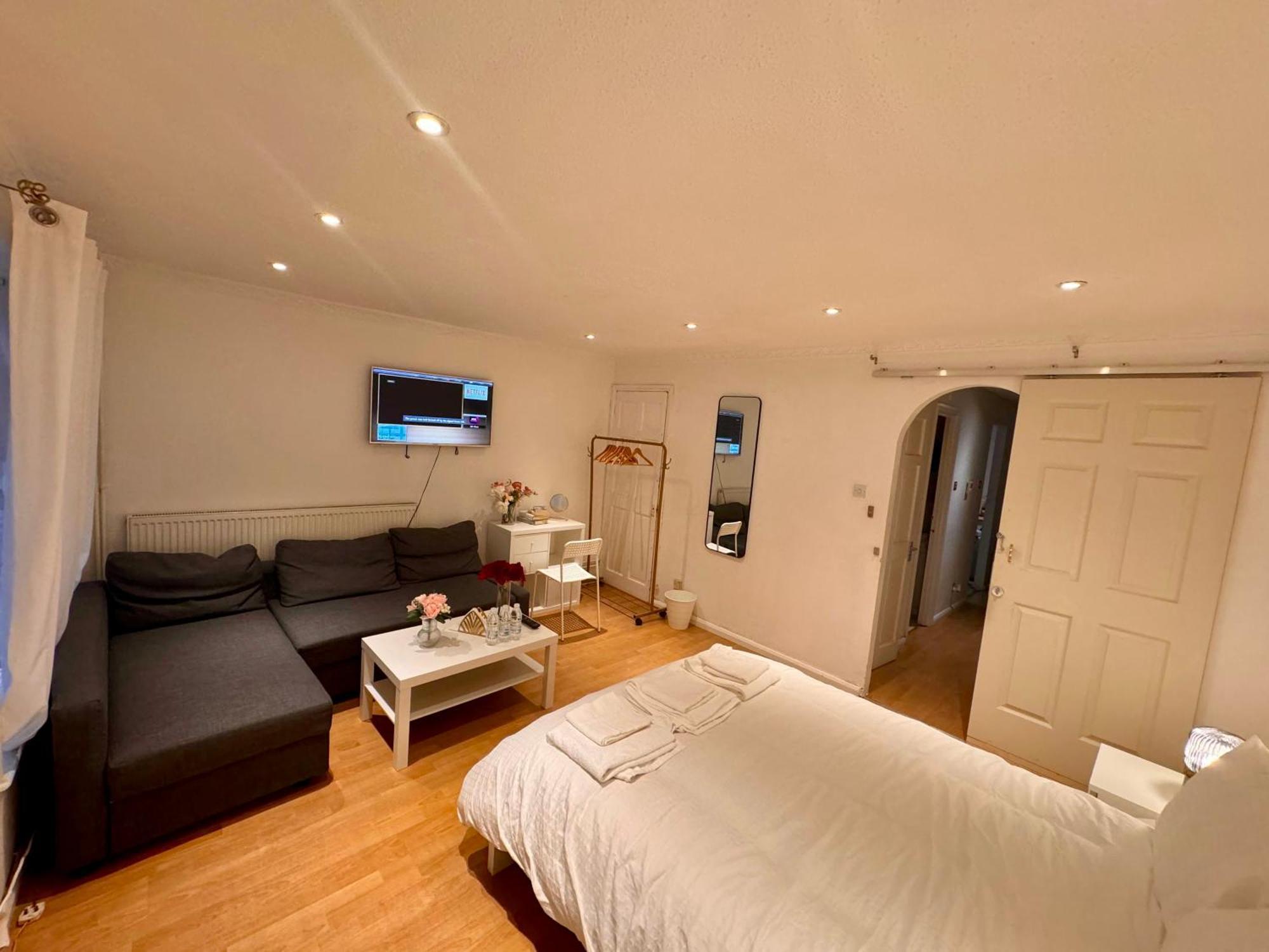 A Calm Stay Near Battersea Reach 런던 외부 사진